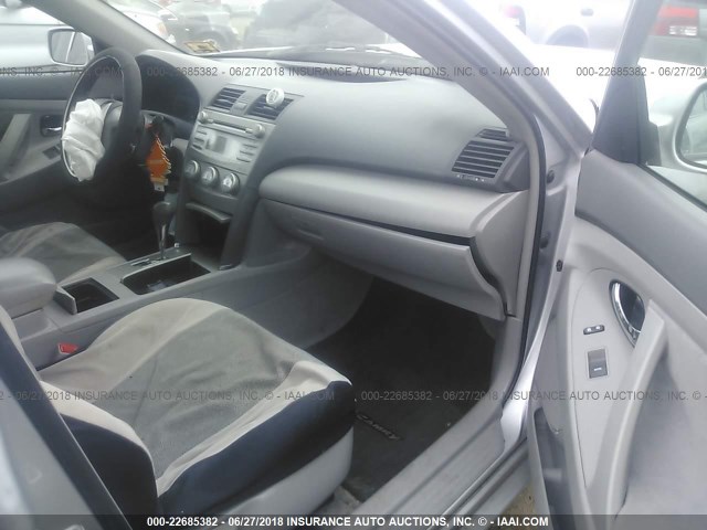 4T1BF3EK1BU760495 - 2011 TOYOTA CAMRY SE/LE/XLE SILVER photo 5