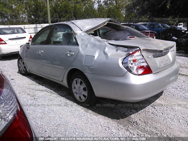 4T1BE32KX2U004266 - 2002 TOYOTA CAMRY LE/XLE/SE ვერცხლისფერი ფოტო 3