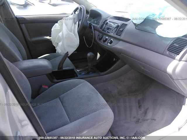 4T1BE32KX2U004266 - 2002 TOYOTA CAMRY LE/XLE/SE ვერცხლისფერი ფოტო 5