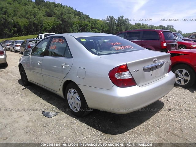 4T1BE32KX2U037624 - 2002 TOYOTA CAMRY LE/XLE/SE 银色 照片 3