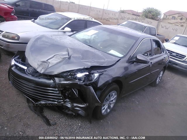 4T1BF1FK2HU315968 - 2017 TOYOTA CAMRY LE/XLE/SE/XSE BLACK photo 2