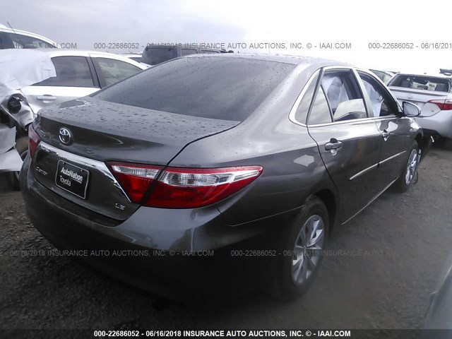 4T1BF1FK2HU315968 - 2017 TOYOTA CAMRY LE/XLE/SE/XSE BLACK photo 4