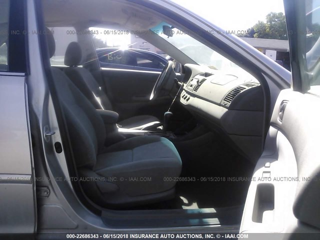 4T1BE32K62U097898 - 2002 TOYOTA CAMRY LE/XLE/SE ვერცხლისფერი ფოტო 5