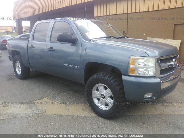 2GCEK13M971613219 - 2007 CHEVROLET SILVERADO K1500 CREW CAB BLUE photo 1