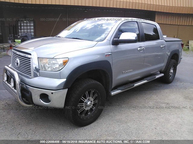 5TFHW5F13CX253307 - 2012 TOYOTA TUNDRA CREWMAX LIMITED SILVER photo 2