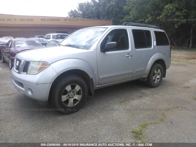 5N1AR18U26C670143 - 2006 NISSAN PATHFINDER LE/SE/XE SILVER photo 2