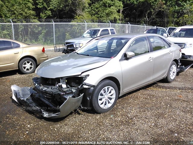 4T4BF1FK9FR475994 - 2015 TOYOTA CAMRY LE/XLE/SE/XSE Champagne photo 2
