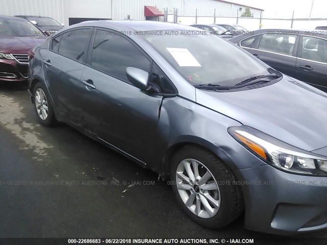 3KPFL4A77HE098578 - 2017 KIA FORTE LX/S SILVER photo 6