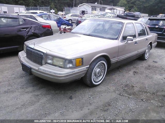 1LNLM82W3PY774025 - 1993 LINCOLN TOWN CAR SIGNATURE/JACK NICKLAUS BEIGE photo 2