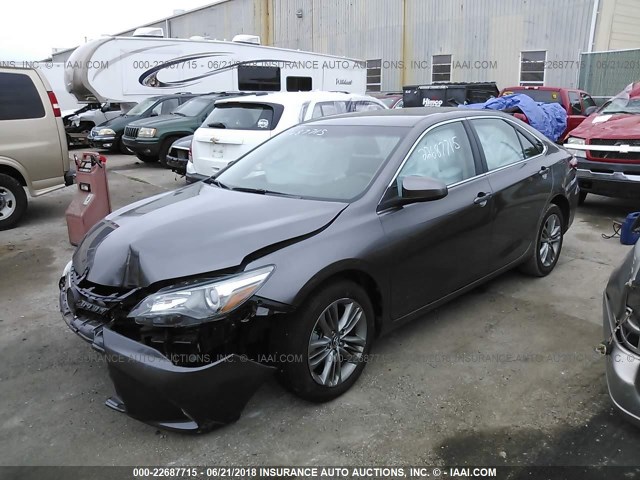 4T1BF1FK3GU614965 - 2016 TOYOTA CAMRY LE/XLE/SE/XSE GRAY photo 2
