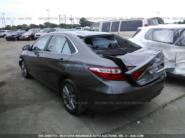 4T1BF1FK3GU614965 - 2016 TOYOTA CAMRY LE/XLE/SE/XSE GRAY photo 3