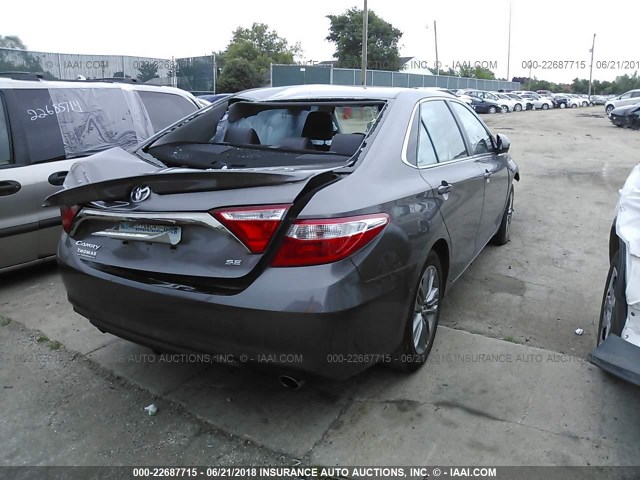 4T1BF1FK3GU614965 - 2016 TOYOTA CAMRY LE/XLE/SE/XSE GRAY photo 4