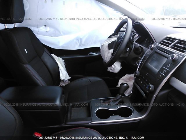 4T1BF1FK3GU614965 - 2016 TOYOTA CAMRY LE/XLE/SE/XSE GRAY photo 5