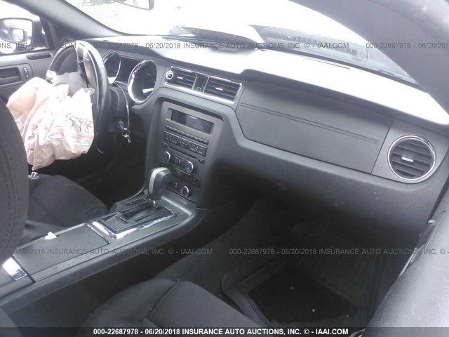 1ZVBP8AM2D5230780 - 2013 FORD MUSTANG SILVER photo 5