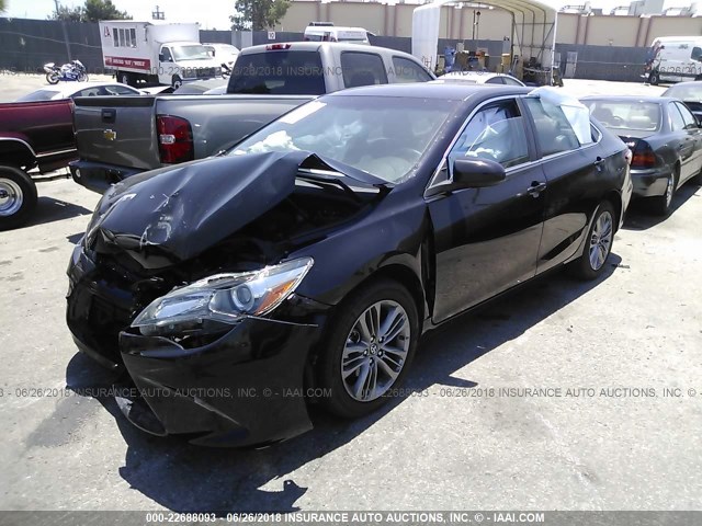 4T1BF1FK5GU250354 - 2016 TOYOTA CAMRY LE/XLE/SE/XSE BLACK photo 2