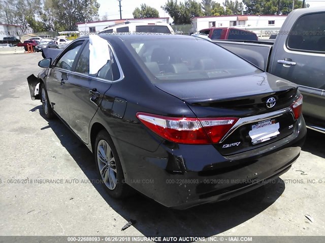 4T1BF1FK5GU250354 - 2016 TOYOTA CAMRY LE/XLE/SE/XSE BLACK photo 3
