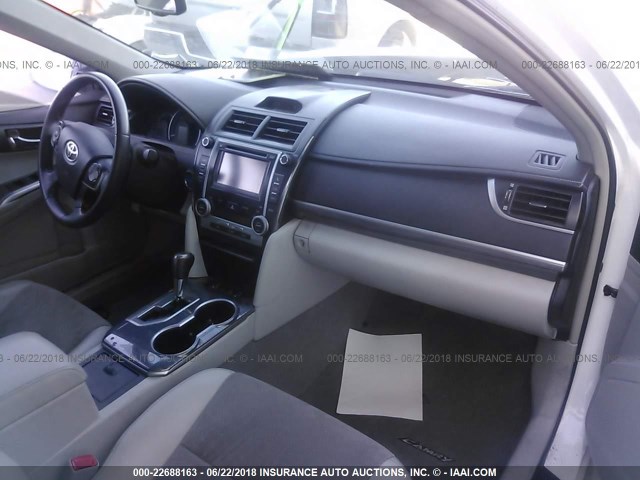 4T1BD1FK8CU055848 - 2012 TOYOTA CAMRY HYBRID/LE/XLE 白色 照片 5