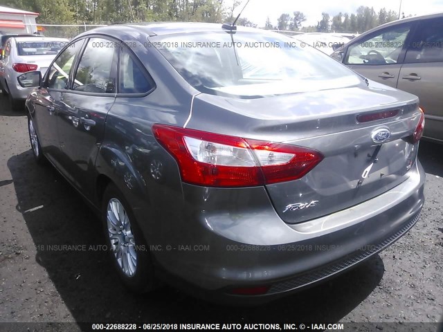 1FAHP3F24CL179435 - 2012 FORD FOCUS SE GRAY photo 3