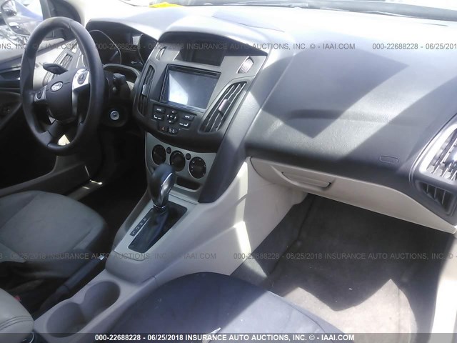 1FAHP3F24CL179435 - 2012 FORD FOCUS SE GRAY photo 5