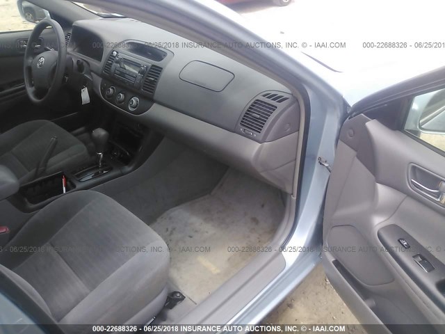 4T1BE32K65U588492 - 2005 TOYOTA CAMRY LE/XLE/SE ლურჯი ფოტო 5