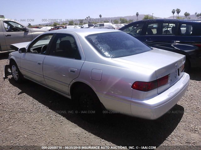 JT2BG22K0Y0530875 - 2000 TOYOTA CAMRY CE/LE/XLE SILVER photo 3