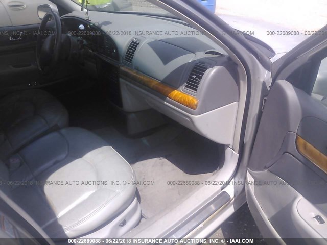 1LNHM97V22Y683428 - 2002 LINCOLN CONTINENTAL  Күміс фото 5