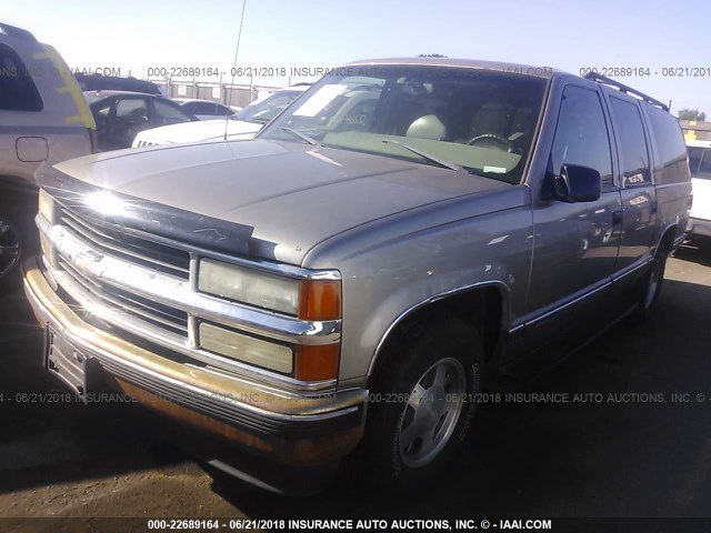 3GNEC16R4XG107817 - 1999 CHEVROLET SUBURBAN C1500 SILVER photo 2