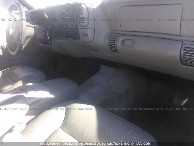 3GNEC16R4XG107817 - 1999 CHEVROLET SUBURBAN C1500 SILVER photo 5