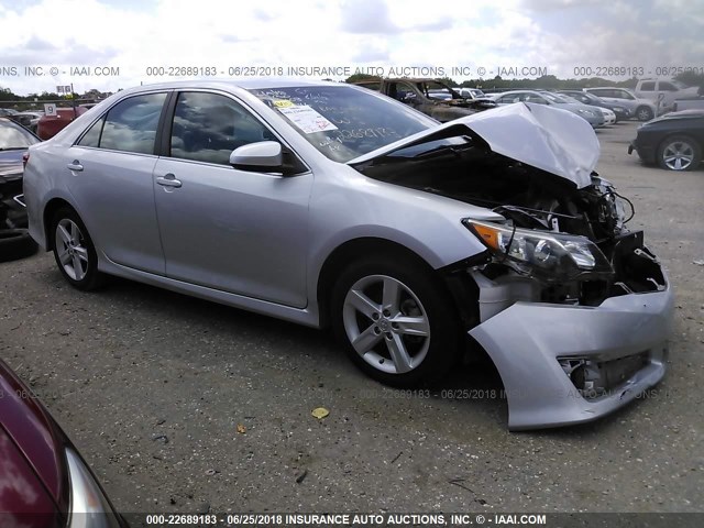 4T1BF1FK8EU328946 - 2014 TOYOTA CAMRY L/SE/LE/XLE ვერცხლისფერი ფოტო 1