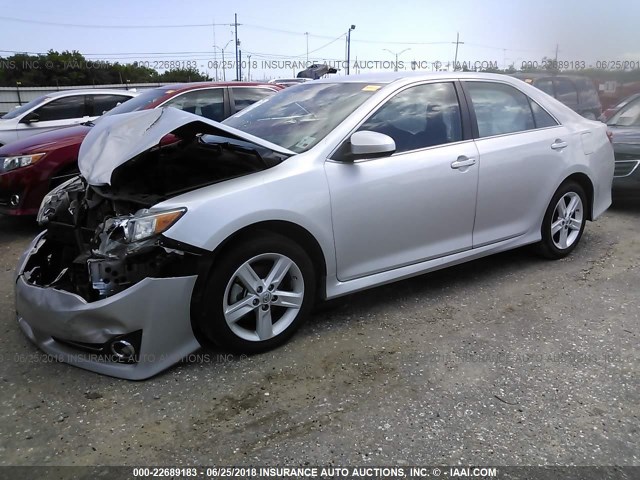 4T1BF1FK8EU328946 - 2014 TOYOTA CAMRY L/SE/LE/XLE ვერცხლისფერი ფოტო 2