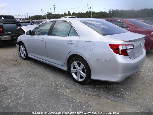 4T1BF1FK8EU328946 - 2014 TOYOTA CAMRY L/SE/LE/XLE ვერცხლისფერი ფოტო 3