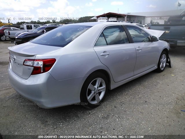 4T1BF1FK8EU328946 - 2014 TOYOTA CAMRY L/SE/LE/XLE ვერცხლისფერი ფოტო 4