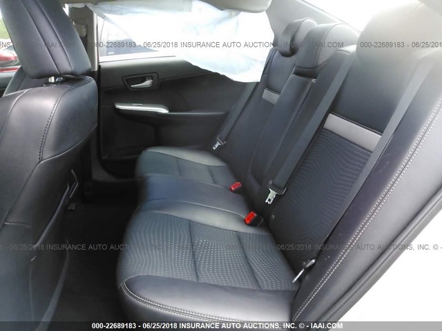 4T1BF1FK8EU328946 - 2014 TOYOTA CAMRY L/SE/LE/XLE ვერცხლისფერი ფოტო 8