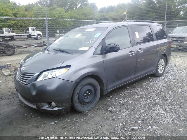 5TDYK3DC7FS580940 - 2015 TOYOTA SIENNA XLE/LIMITED GRAY photo 2