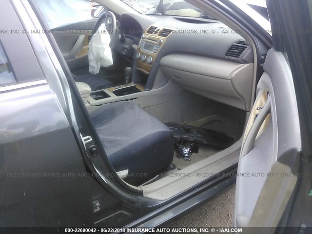 4T4BE46K68R023590 - 2008 TOYOTA CAMRY CE/LE/XLE/SE GRAY photo 5