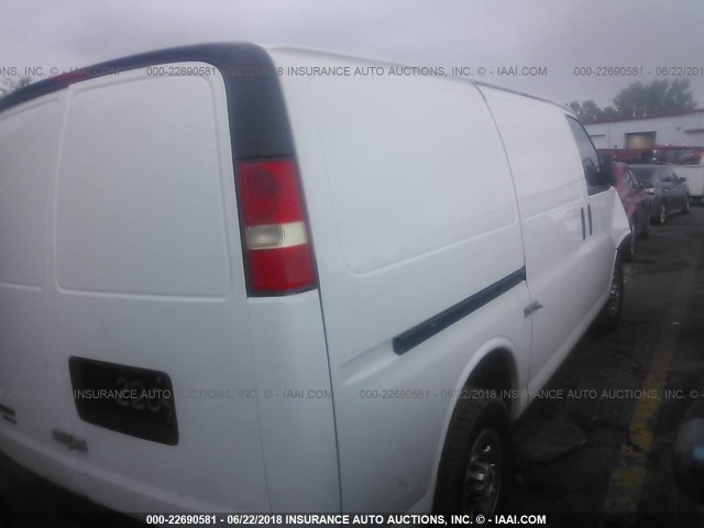 1GCWGFCA9B1162204 - 2011 CHEVROLET EXPRESS G2500  WHITE photo 4