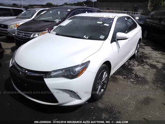 4T1BF1FK5HU659052 - 2017 TOYOTA CAMRY LE/XLE/SE/XSE WHITE photo 2