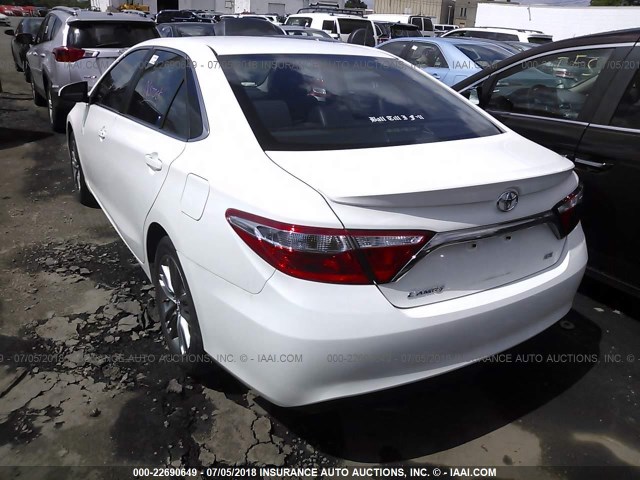 4T1BF1FK5HU659052 - 2017 TOYOTA CAMRY LE/XLE/SE/XSE WHITE photo 3