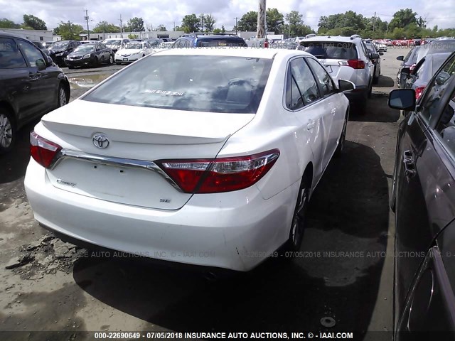 4T1BF1FK5HU659052 - 2017 TOYOTA CAMRY LE/XLE/SE/XSE WHITE photo 4