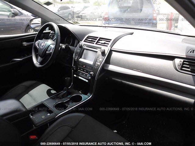 4T1BF1FK5HU659052 - 2017 TOYOTA CAMRY LE/XLE/SE/XSE WHITE photo 5