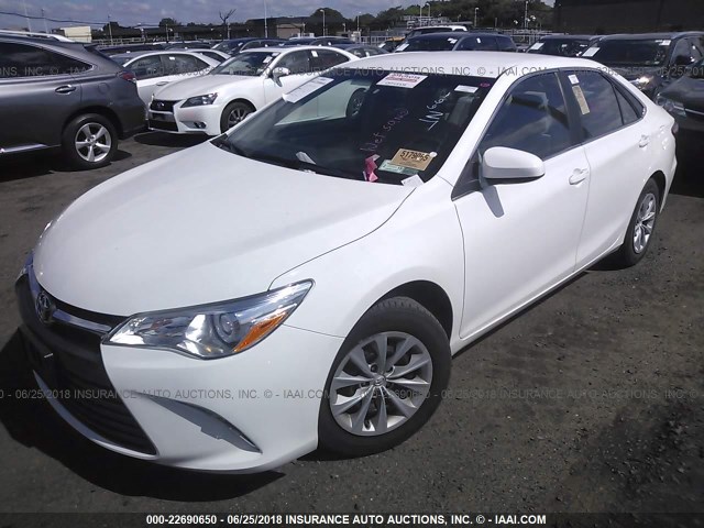 4T1BF1FK6FU981180 - 2015 TOYOTA CAMRY LE/XLE/SE/XSE WHITE photo 2