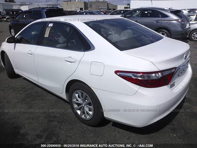 4T1BF1FK6FU981180 - 2015 TOYOTA CAMRY LE/XLE/SE/XSE WHITE photo 3
