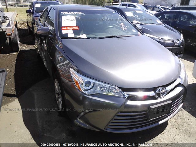 4T1BF1FK8HU801538 - 2017 TOYOTA CAMRY LE/XLE/SE/XSE GRAY photo 1