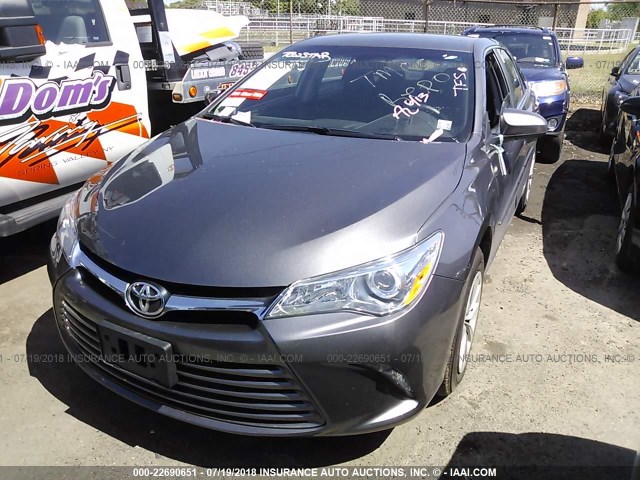 4T1BF1FK8HU801538 - 2017 TOYOTA CAMRY LE/XLE/SE/XSE GRAY photo 2