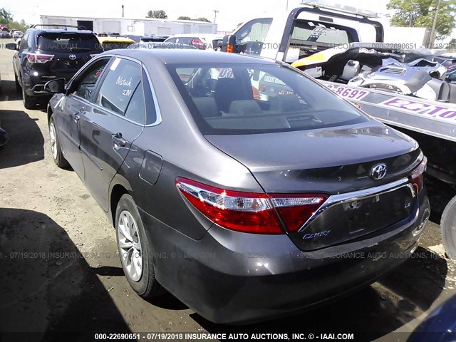 4T1BF1FK8HU801538 - 2017 TOYOTA CAMRY LE/XLE/SE/XSE GRAY photo 3
