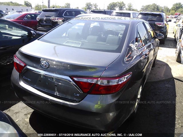 4T1BF1FK8HU801538 - 2017 TOYOTA CAMRY LE/XLE/SE/XSE GRAY photo 4
