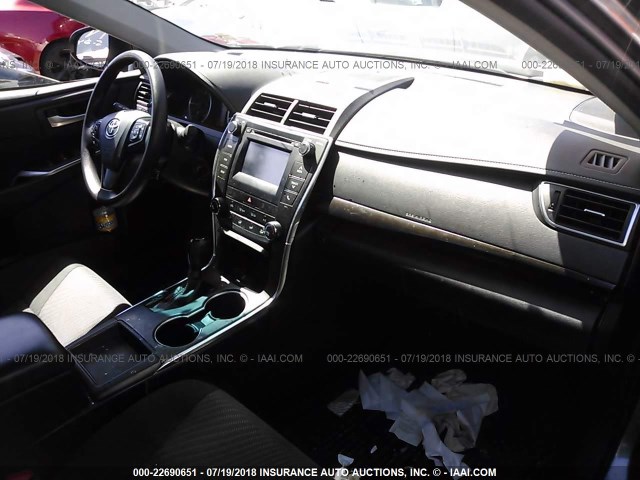 4T1BF1FK8HU801538 - 2017 TOYOTA CAMRY LE/XLE/SE/XSE GRAY photo 5