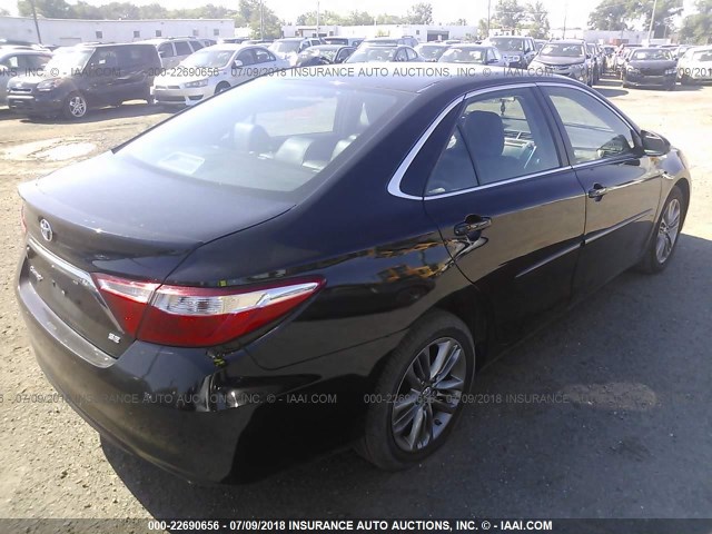 4T1BF1FK5GU230198 - 2016 TOYOTA CAMRY LE/XLE/SE/XSE BLACK photo 4