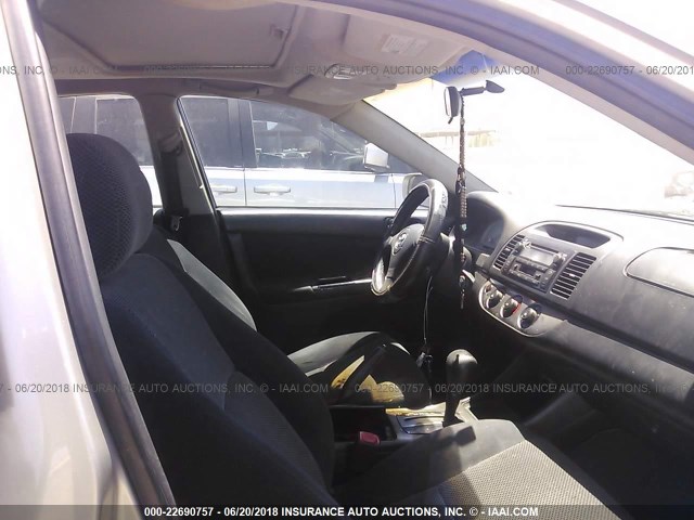 4T1BE32K04U826979 - 2004 TOYOTA CAMRY LE/XLE/SE ვერცხლისფერი ფოტო 5