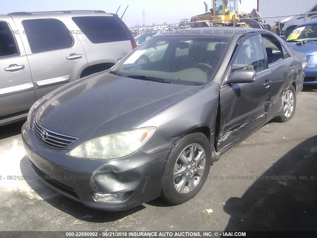 4T1BF32K25U591564 - 2005 TOYOTA CAMRY LE/XLE/SE ნაცრისფერი ფოტო 2